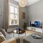 Modern With High Ceilings Apartamento *