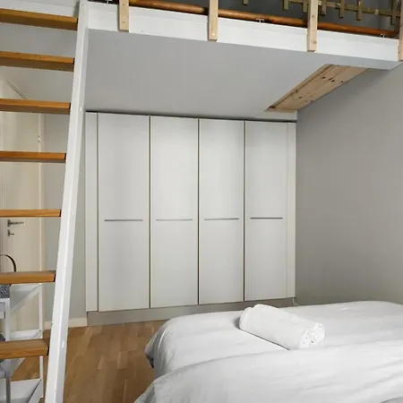 Modern With High Ceilings Apartamento