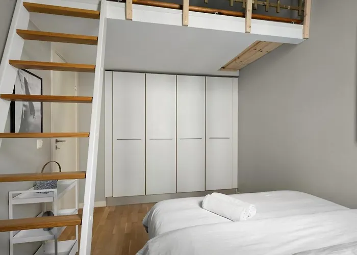 Modern With High Ceilings Leilighet
